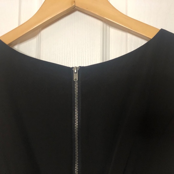 Sleeveless blouse with back zipper - Picture 6 of 6